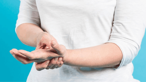 علت خارش کف دست